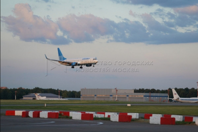 В трех столичных аэропортах введены ограничения на прием и выпуск самолетов