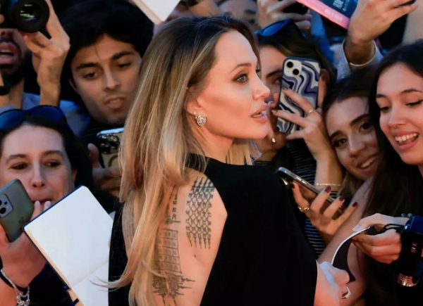 Анджелина Джоли продемонстрировала татуировки в платье с открытой спиной