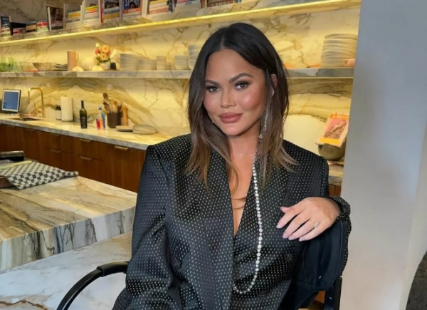 Крисси Тейген потеряла передний зуб во время ужина