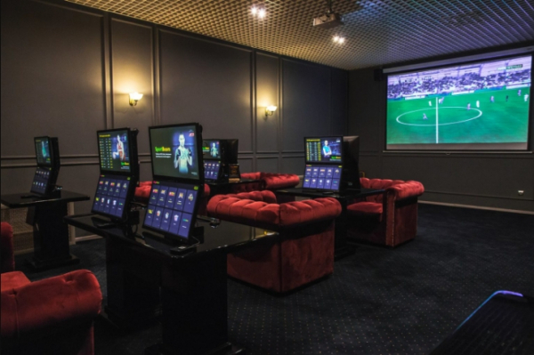 Игрок потерял почти шесть миллионов рублей на ставке на футбольный матч